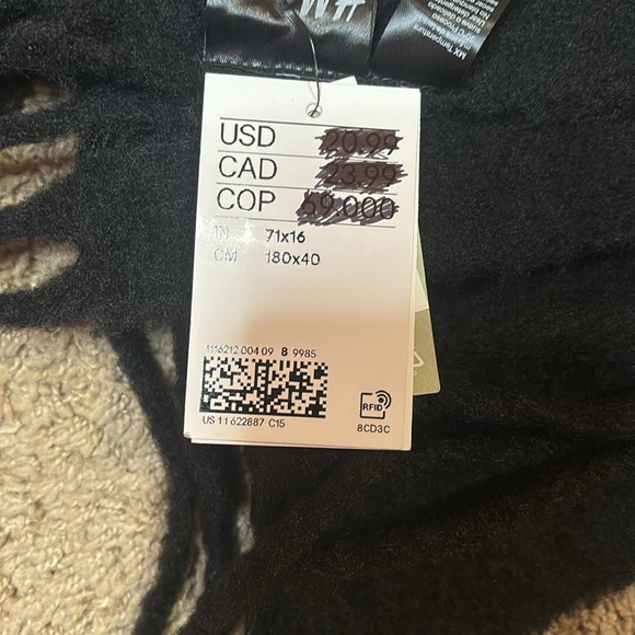 H&M Scarf - Picture 2 of 3